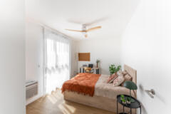 Chambre ensoleillée aux tons terracotta