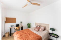 Chambre chaleureuse avec espace bureau