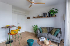 Salon cosy aux accents verts et jaunes
