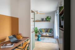 Bureau en liège avec vue sur le salon