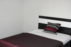 chambre lit double avec placar mural