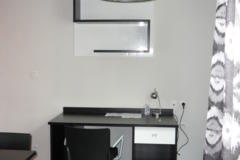 Coin bureau avec étagère et table + 2 chaises