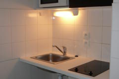 Coin cuisine avec frigo plaques electrique et meubles hauts
