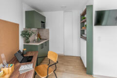 Bureau et kitchenette équipée
