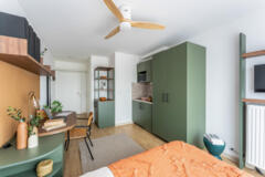 Bureau, kitchenette et rangements vers l'entrée