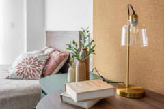 Détail déco : lampe dorée et ambiance cosy