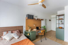 Studio chaleureux aux tons terracotta