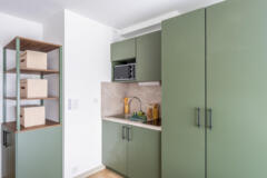 Kitchenette, grand placard et étagère