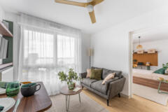 Salon lumineux ouvert sur la chambre