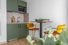 Cuisine équipée et table haute colorée