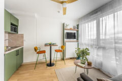 Cuisine, table haute et coin TV