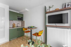 Cuisine équipée et espace TV
