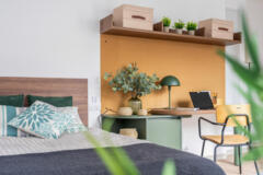 Bureau cosy au pied du lit