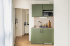 Kitchenette équipée et accès à la salle d'eau