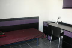 chambre avec bureau +étagère et placard