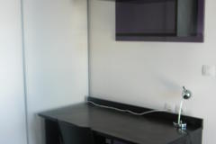 bureau dans chaque chambre avec étagère