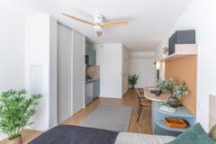 Vue sur les rangements, la kitchenette et l'entrée