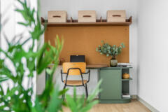 Bureau avec tableau en liège, au cœur de la verdure
