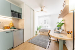 Kitchenette, bureau et coin nuit en enfilade