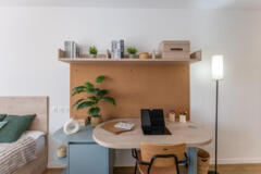 Bureau avec tableau en liège et rangements