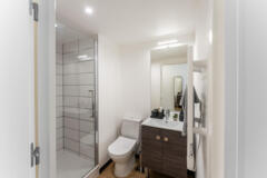 Salle d'eau moderne avec douche vitrée