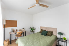 Chambre spacieuse avec espace bureau