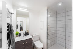 Salle d'eau moderne avec douche vitrée