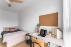 Chambre avec espace de travail