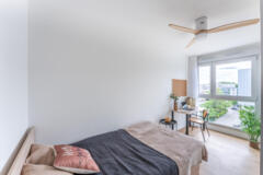 Chambre lumineuse avec vue sur la verdure