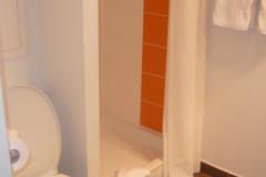 Salle d'eau avec douche WC & lavabo