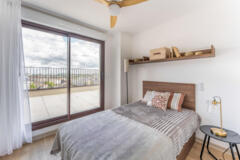 Chambre avec baie vitrée ouverte sur la terrasse