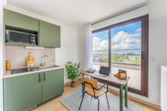 Kitchenette et bureau face à la baie vitrée