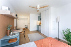 Vue sur le bureau, la kitchenette et l'entrée