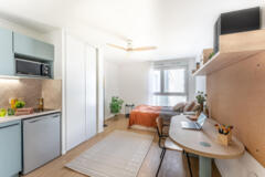 Kitchenette, bureau et coin nuit en enfilade