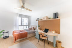 Studio chaleureux aux tons terracotta