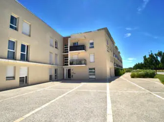 KOSY Appart'Hôtels - Résidence Campus Del Sol Esplanade à Montfavet - Parking