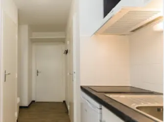 Néméa Appart'Etud Villeurbanne Villenciel à Villeurbanne - cuisine et couloir