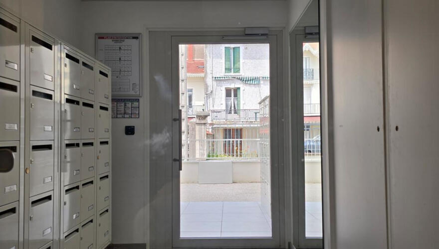 Entrée - boites au lettres - KOSY Appart'Hôtels - Résidence Ypsilon