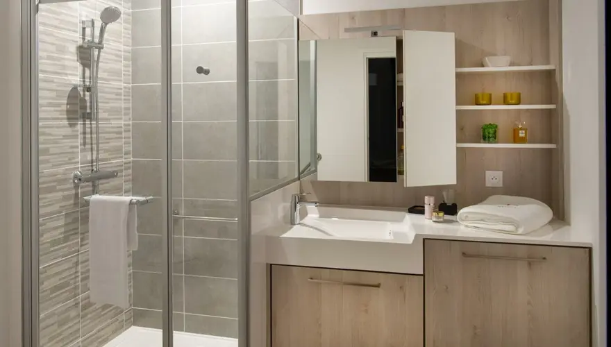 Salle de bain adaptée avec douche à l'italienne en résidence senior Domitys - Domitys Villa Caron Athis-Mons
