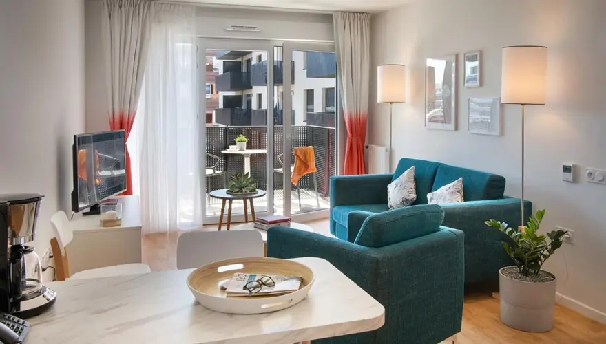 Séjour lumineux d'un appartement de la résidence senior Domitys Galilée - Domitys Galilée Cergy