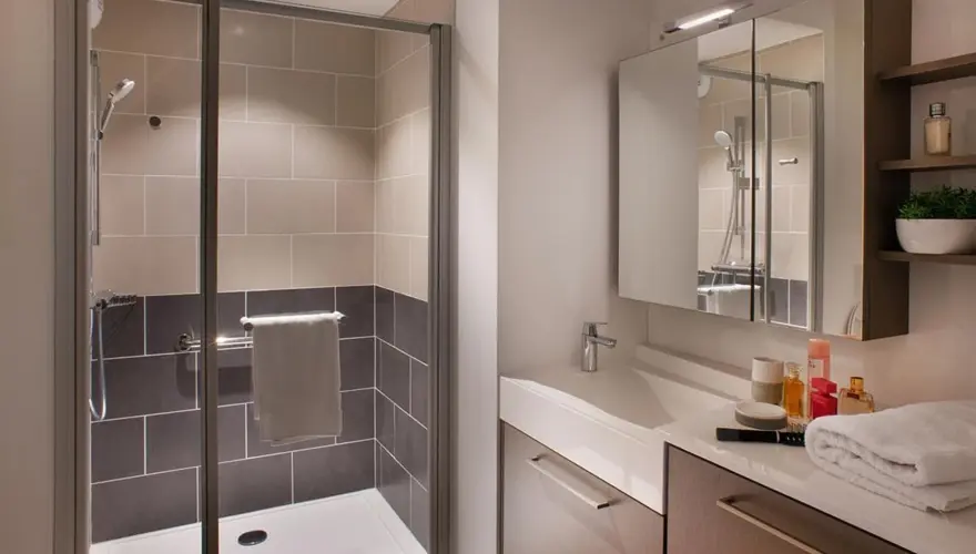 Salle de bain adaptée avec douche à l'italienne, résidence senior Galilée - Domitys Galilée Cergy