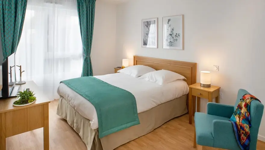 Chambre meublée d'un logement en résidence seniors à Cergy - Domitys Galilée Cergy