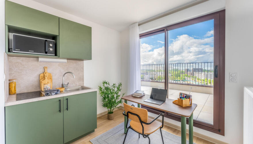 Canvas Bordeaux Docks in Bordeaux - Gold studio - Bureau et kitchenette ouverts sur la terrasse