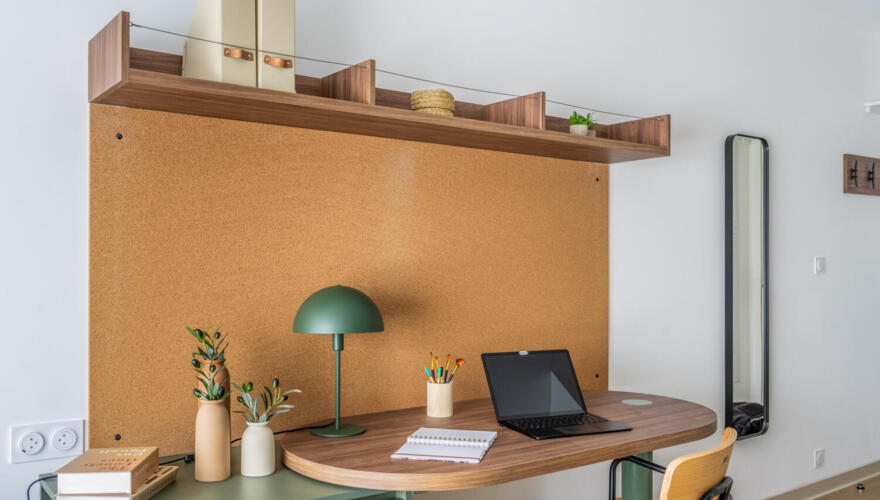 Canvas Bordeaux Docks in Bordeaux - Bronze studio -  Bureau avec tableau en liège et rangements