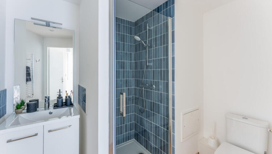 Canvas Bordeaux Docks in Bordeaux - Diamond studio - Salle de bain avec douche et WC