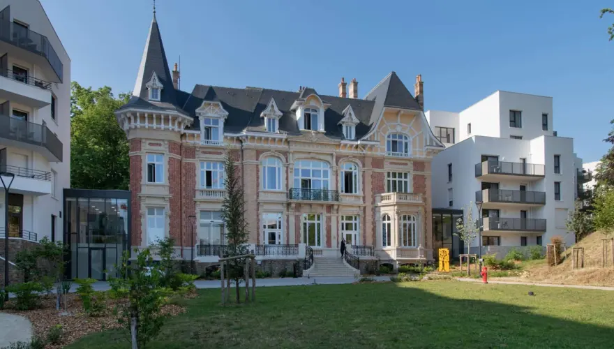 Vue extérieure de la résidence services seniors Le Parc des Aubiers à Poissy - Domitys Le Parc des Aubiers Poissy