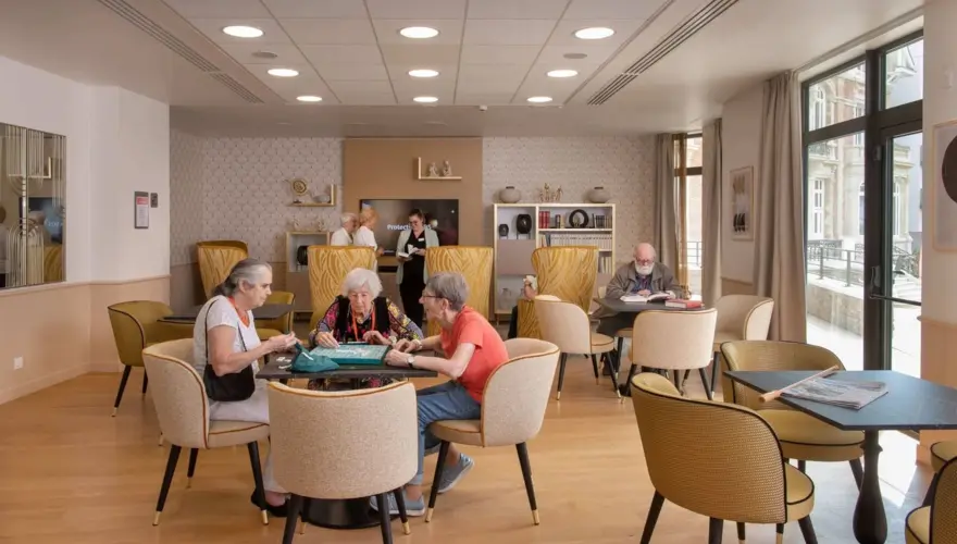 Salon bibliothèque et atelier de la résidence senior à Poissy - Domitys Le Parc des Aubiers Poissy