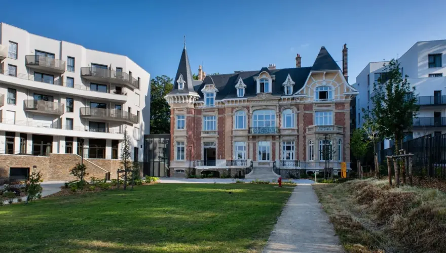 Jardin paysager de la résidence senior Domitys Le Parc des Aubiers à Poissy - Domitys Le Parc des Aubiers Poissy