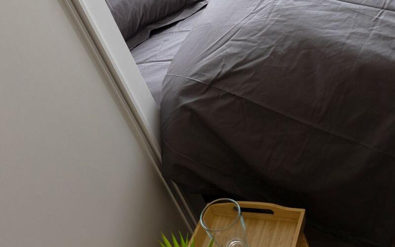 Table chevet d'un studio du coliving CAPUCINS à Angers - CAPUCINS