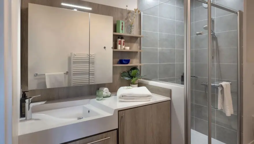 Salle de bain adaptée avec douche à l'italienne, résidence senior Les Belles Lettres - Domitys Les Belles Lettres Herblay-sur-Seine